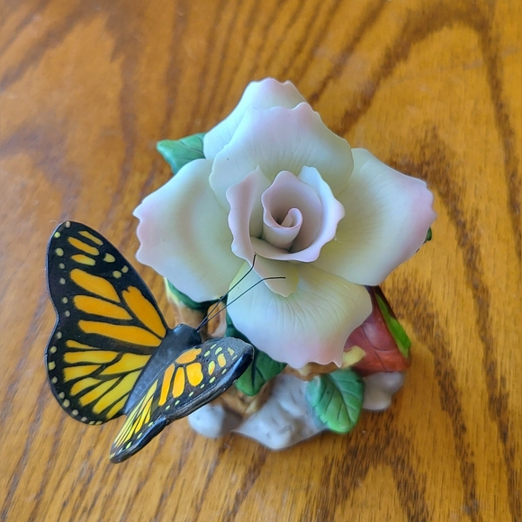 2003 Avon Source of Fine Collectibles Figurine - Picture 2 of 3